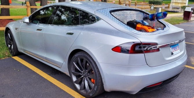 Унікальна Tesla з бензиновим двигуном проїхала майже 3000 км без підзарядки (ВІДЕО)
