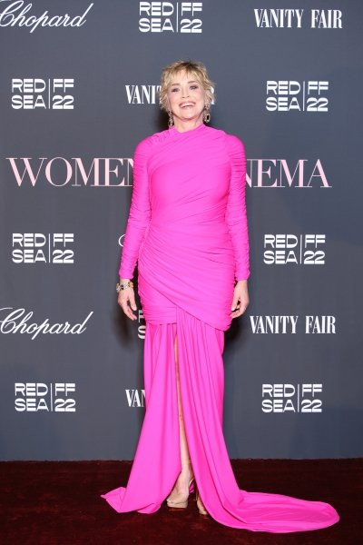 Шерон Стоун вийшла у світ у приголомшливій рожевій сукні