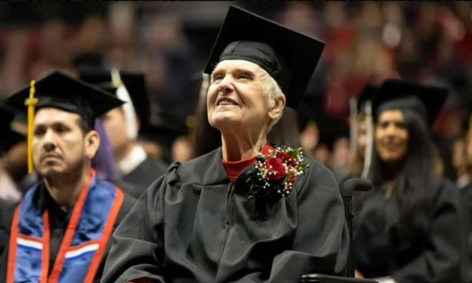 90-річна американка нарешті отримала диплом бакалавра