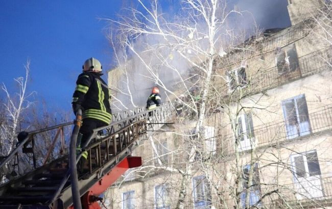 РФ вдарила по гуртожитках і ліцею в Київській області, під завалами є люди