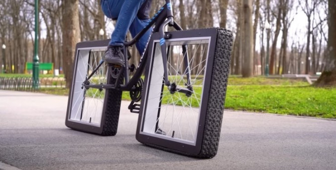 Ентузіаст створив дивний велосипед з квадратними колесами (ВІДЕО)