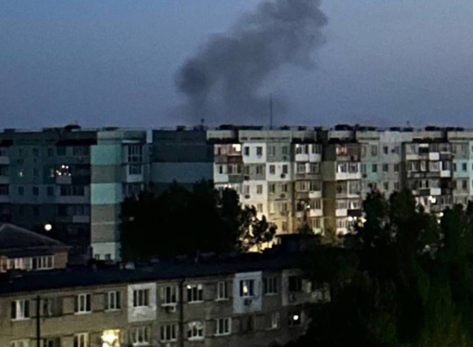 В Бердянську свіжа "бавовна": після вибухів спалахнула пожежа в районі захопленого аеропорту