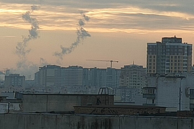 Нічна ракетна атака на Київ: уламки пошкодили дах ТРЦ та приватний будинок