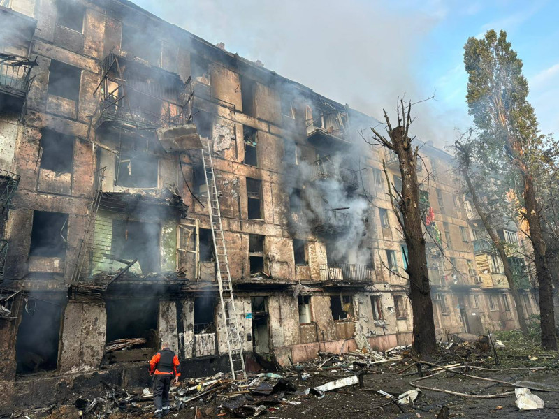 Вночі у Кривому Розі ворог ракетою влучив в п'ятиповерховий будинок