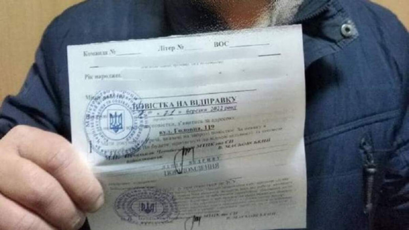 Чи законно вручати повістку через родичів: пояснення юриста