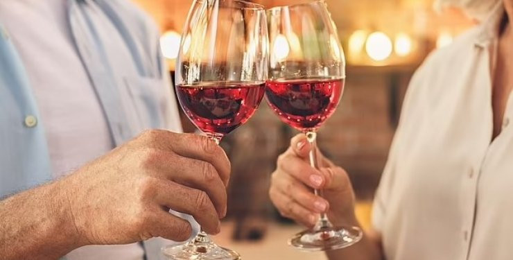 Учені виявили несподівану користь червоного вина для сексуального життя