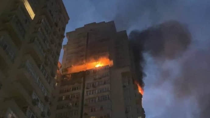 Внаслідок нічної атаки на Київ дронами пошкоджені багатоповерхівки та є постаждалі