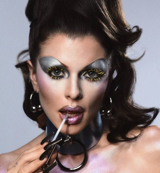 Джулія Фокс у макіяжі домінатрікс з'явилася на сторінках Vogue Джулія Фокс у макіяжі домінатрікс з'явилася на сторінках Vogue