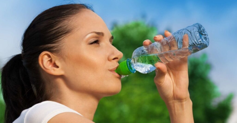Скільки треба пити води, щоб уникнути зневоднення організму та згущення крові