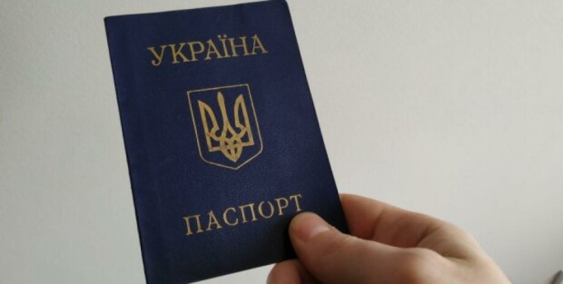 Вклеювання фото у паспорт-книжечку. У МВС нагадали про зміну строків