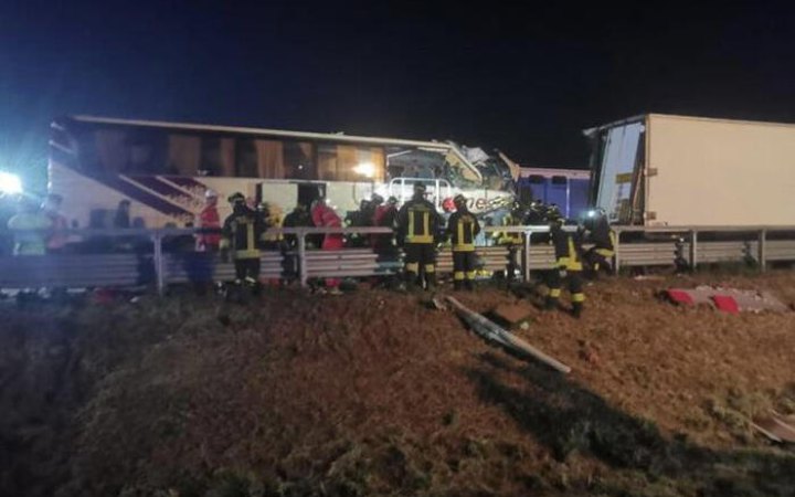 В Італії автобус із українськими туристами врізався у вантажівку-рефрижератор (ФОТО)
