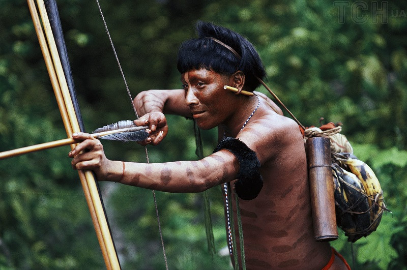 Ізольоване плем'я амазонок розірвало чужинця 