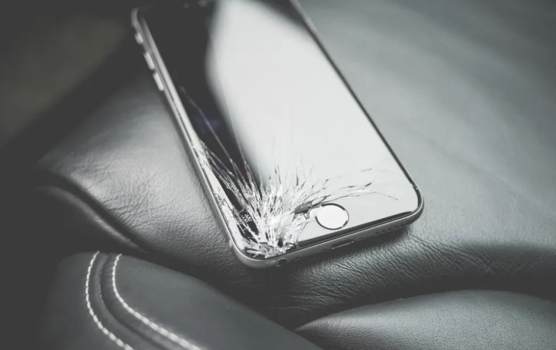 Чому не можна користуватися смартфоном, якщо розбилося скло