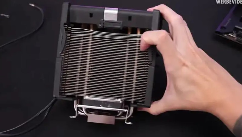 Блогер протестував найнебезпечніший у світі процесорний радіатор заповнений рідким металом (ВІДЕО)