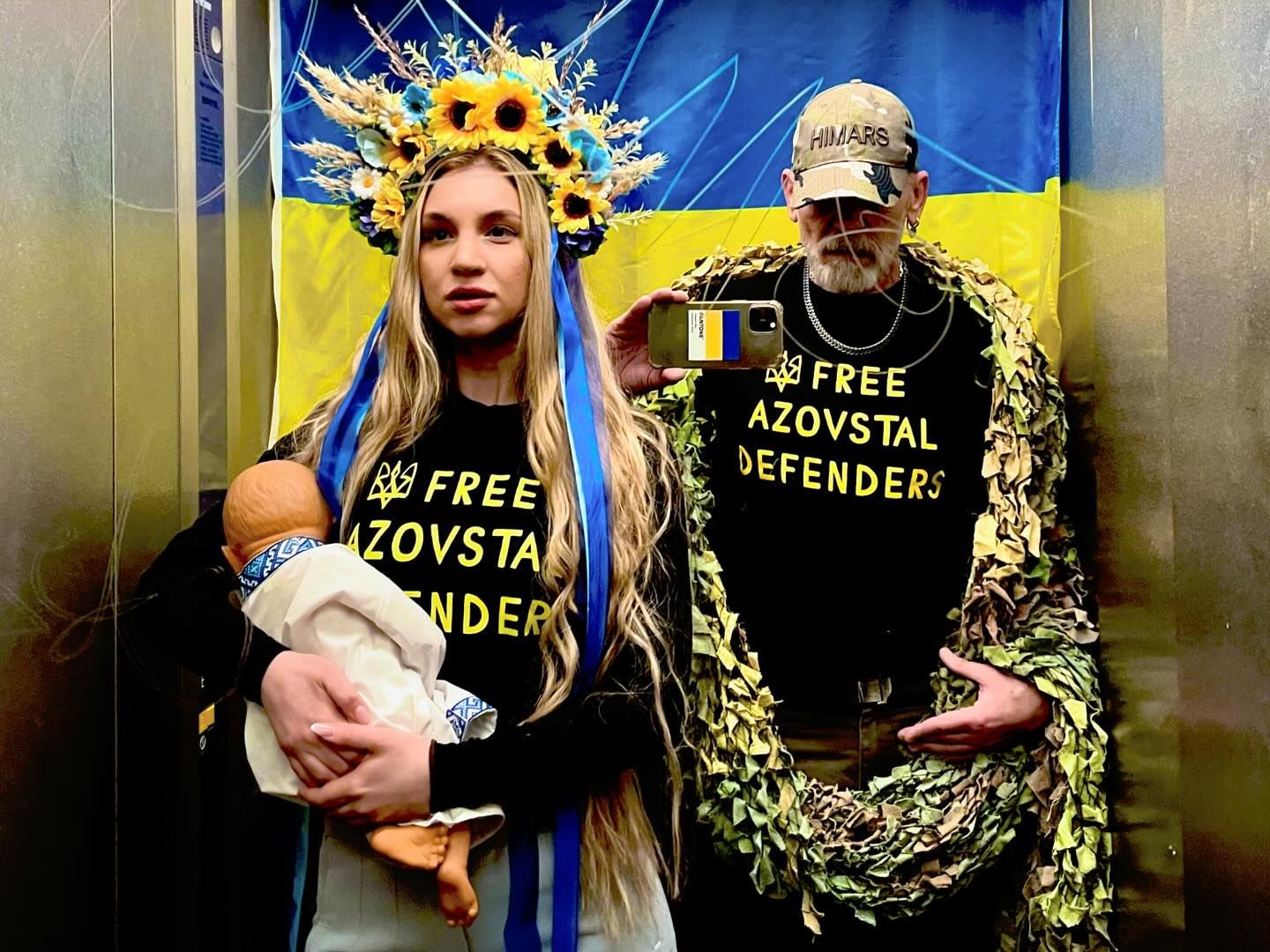 Німецький дизайнер Вайлд знявся із дружиною захисника "Азовсталі" Зайцевою у футболках із принтом Free Azovstal Defenders 