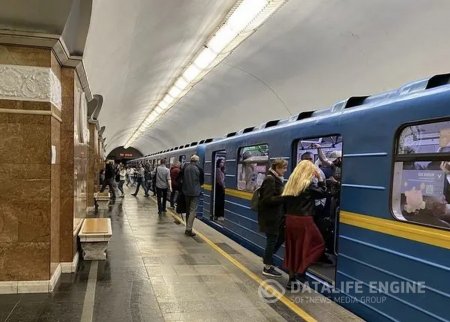 У столичному метро «зачепер» впав на колії та отримав важкі травми (ФОТО)