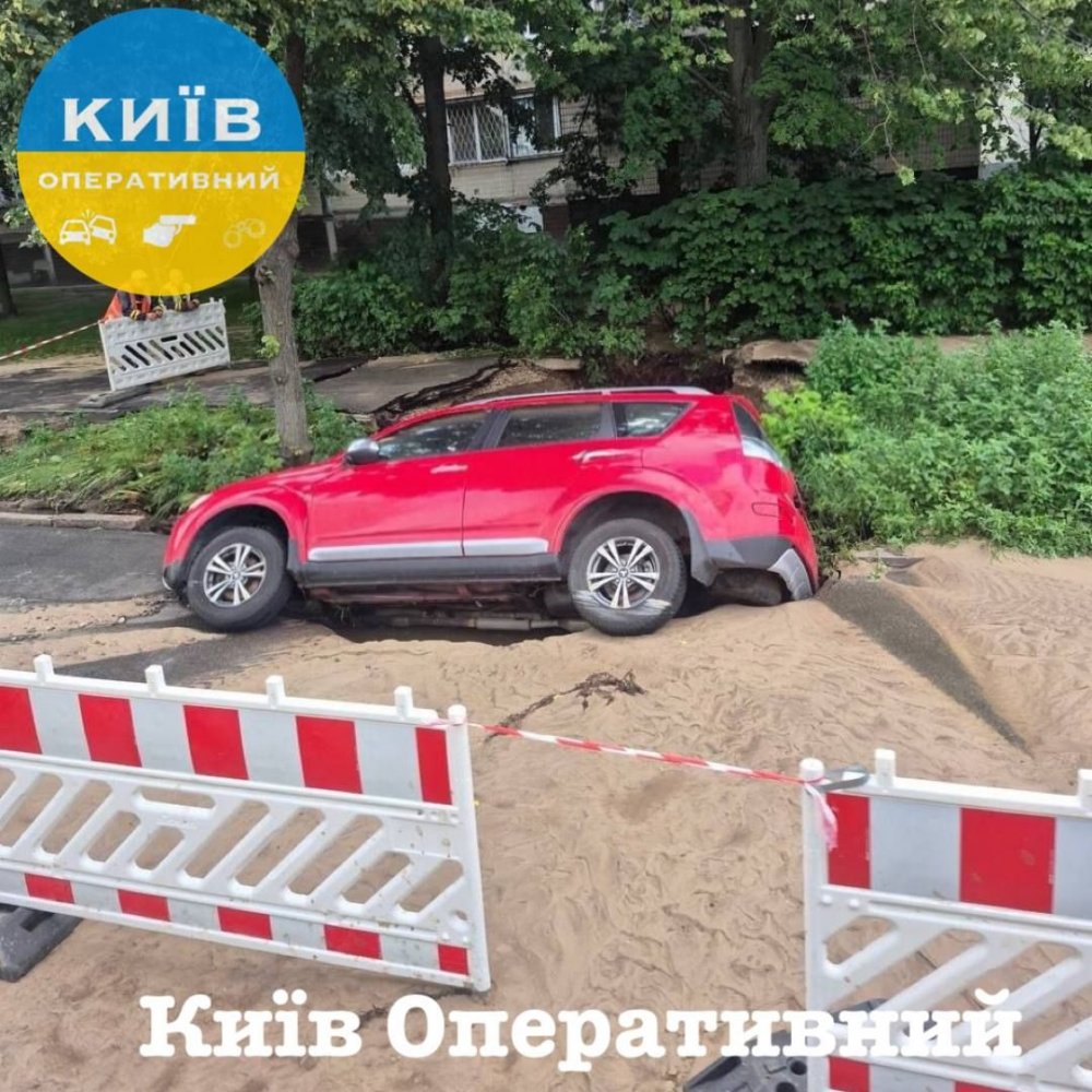 У Києві автівка провалилась під асфальт через прорив водопровідної магістралі (ФОТО)